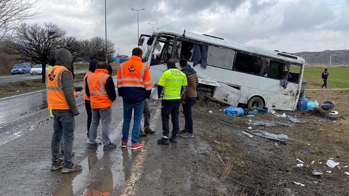 Kayseri'de kontrolden çıkan cezaevi nakil aracı şarampole devrildi: 2'si ağır 11 yaralı