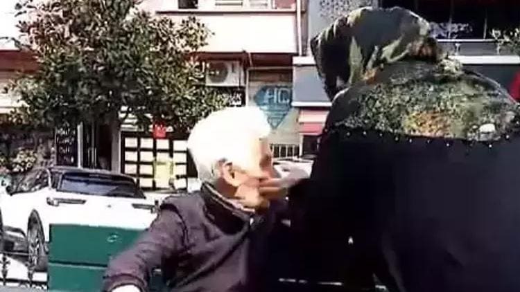 Kendisini rahatsız eden kişiyi parkta dövdü