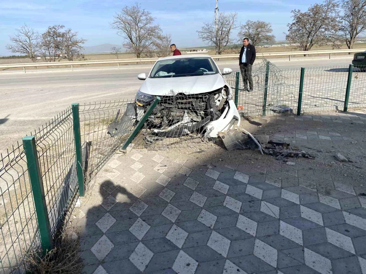 Konya'da Otomobil Kazası: 2 Kişi Yaralandı