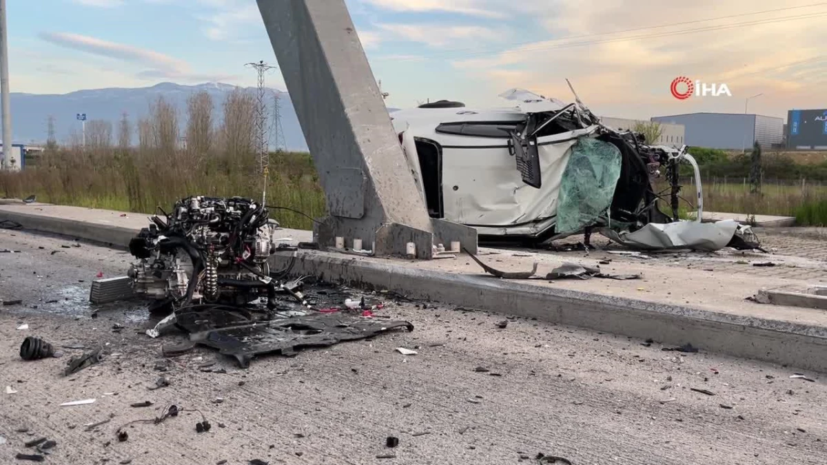 Kuzey Marmara Otoyolunda feci kaza: Gişeye çarpıp taklalar atan otomobilin motoru fırladı