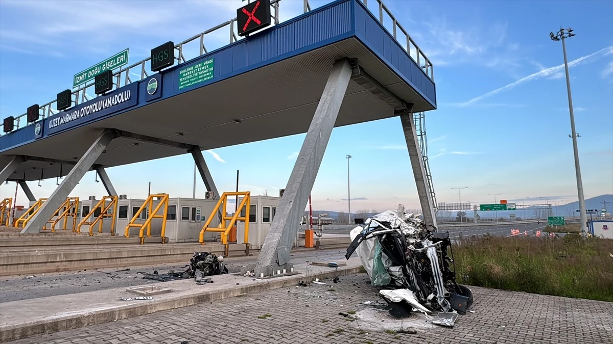 Kuzey Marmara Otoyolu'nda Gişelere Çarpan Otomobilin Sürücüsü Ağır Yaralandı