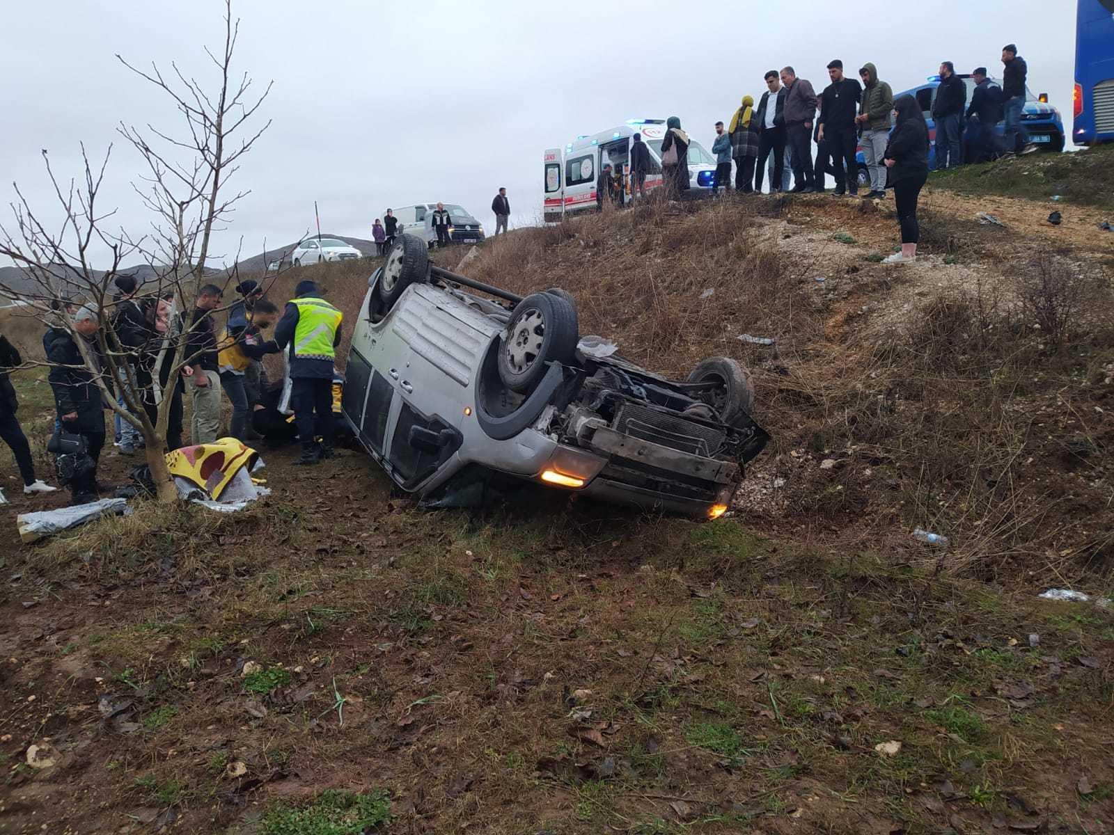 Lastiği patlayan otomobil devrildi: 8 yaralı