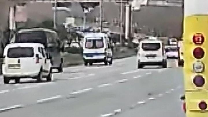 Makas atan aracın çarptığı otomobil savruldu, bu kez ambulans çarptı! O anlar kamerada