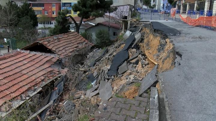 Maltepe'de panik anları... 2 gecekondunun üzerine yol çöktü