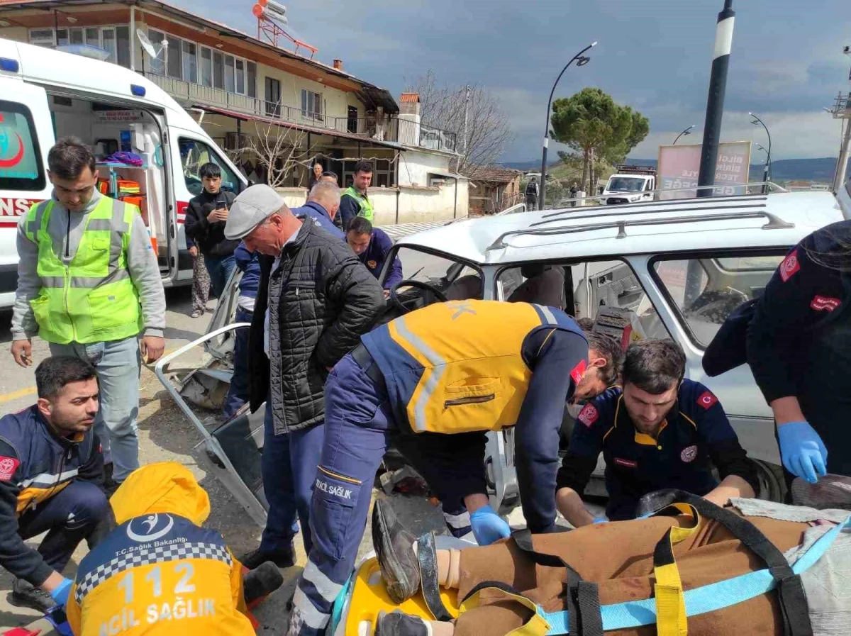 Manisa'da otomobil ile kepçe çarpıştı: 2 yaralı