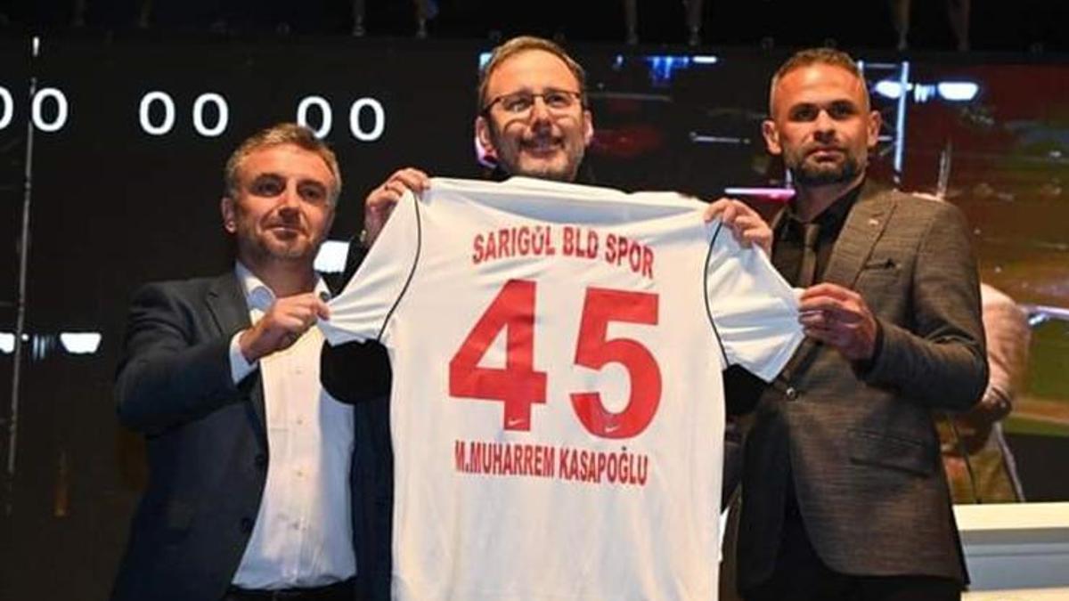 Mehmet Muharrem Kasapoğlu'na forma hediyesi!