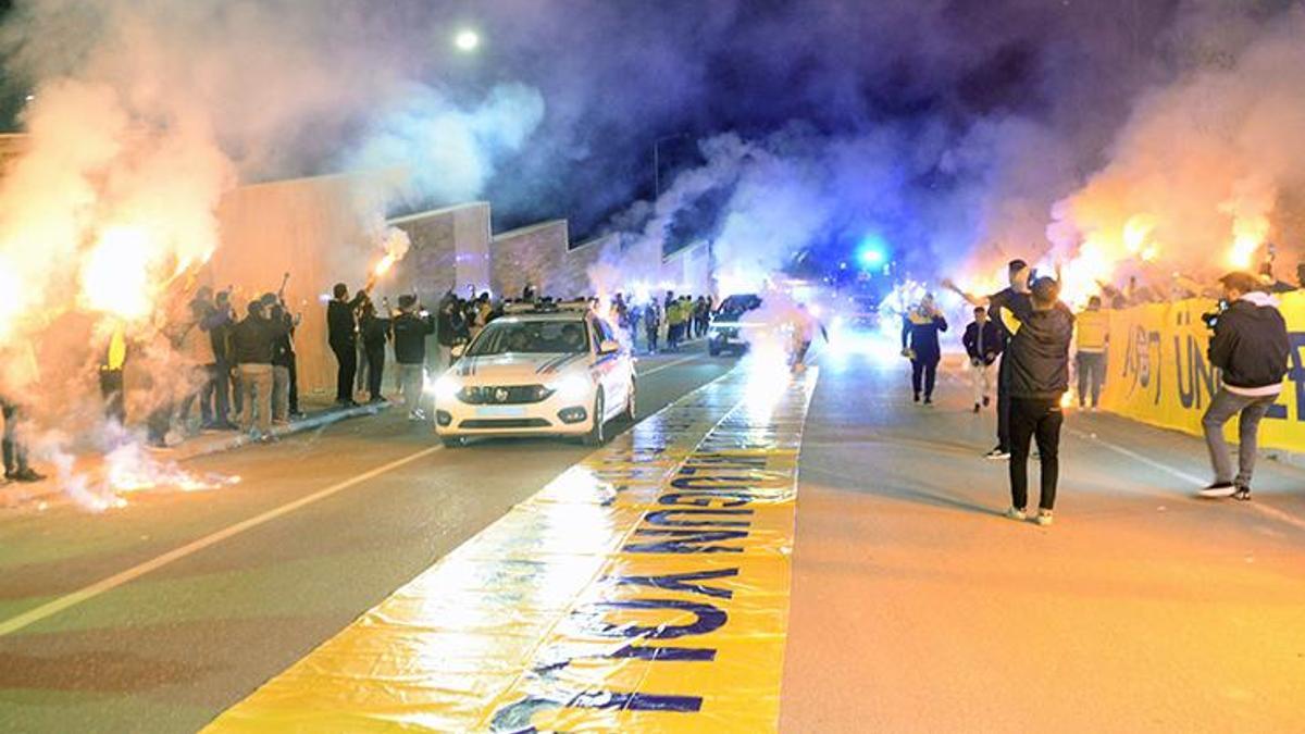 Mersin'de meşaleler Fenerbahçe için yandı