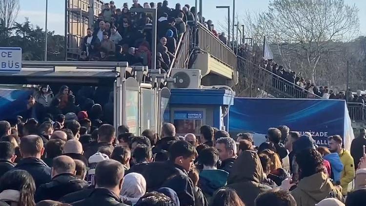 Metrobüs arızalandı, üst geçitlerde izdiham yaşandı