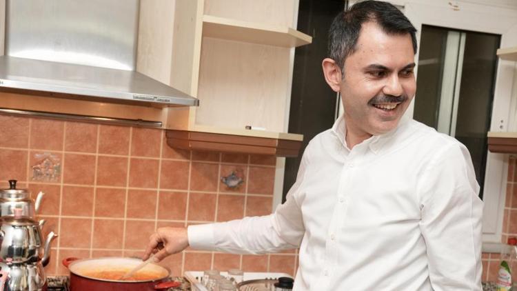 Murat Kurum, üniversiteli Feritcan'a verdiği sözü tuttu; öğrenci evinde sahur yaptı