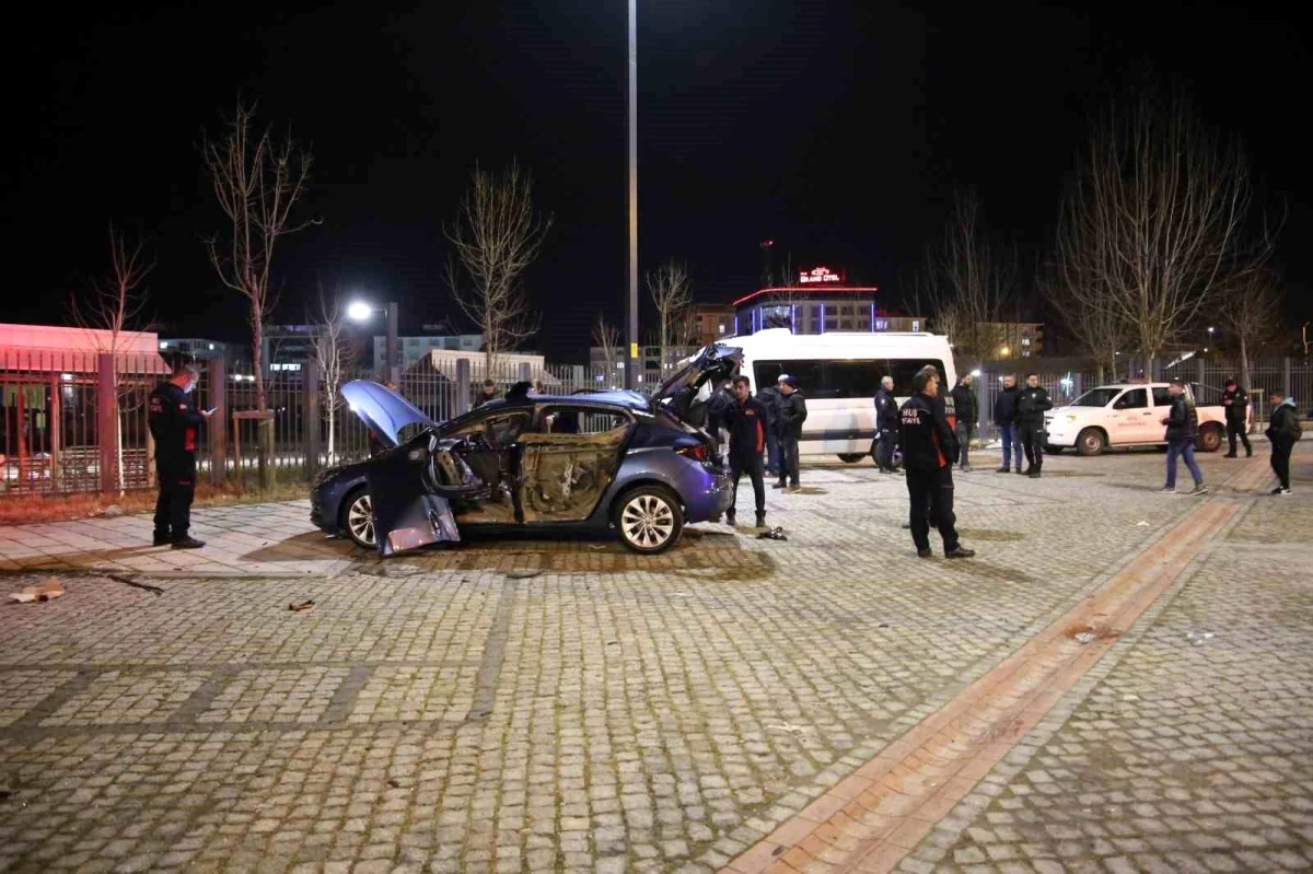 Muş'ta Park Halindeki Otomobilde Patlama: Sürücü Yaralandı