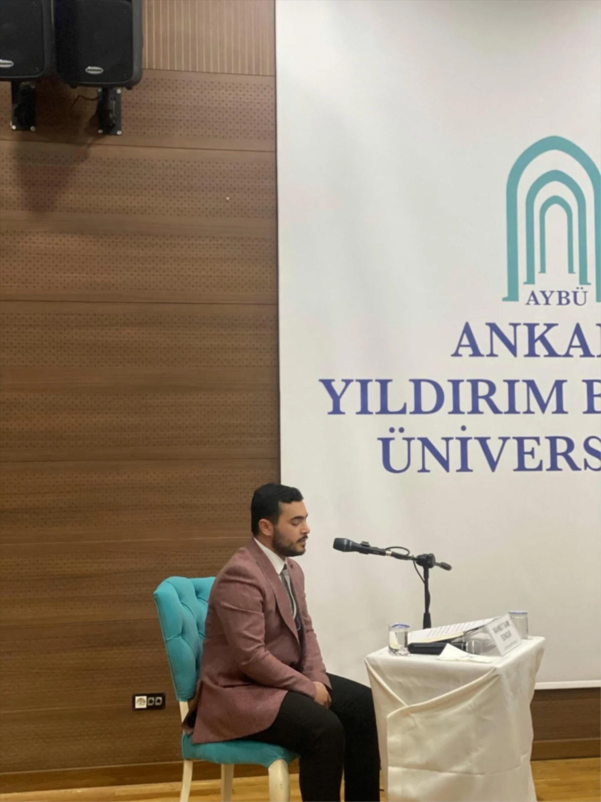 Niğde Ömer Halisdemir Üniversitesi İslami İlimler Fakültesi öğrencisi Mahmut Sami Songur, Kur'an-ı Kerim'i Güzel Okuma Yarışması'nda bölge birincisi oldu