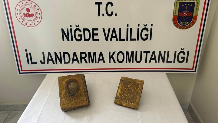 Niğde'de 2 kamu görevlisi, Roma dönemine ait altın yazmalı kitabı satmaya çalışırken yakalandı