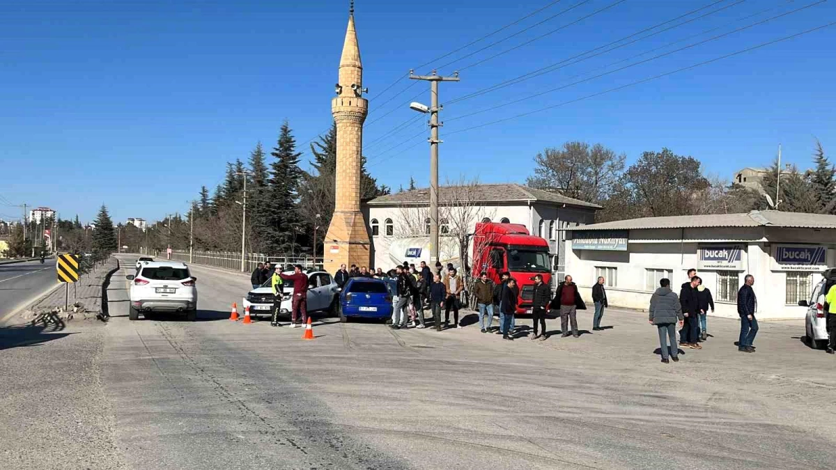 Niğde'de kavşakta meydana gelen kazada 3 kişi yaralandı