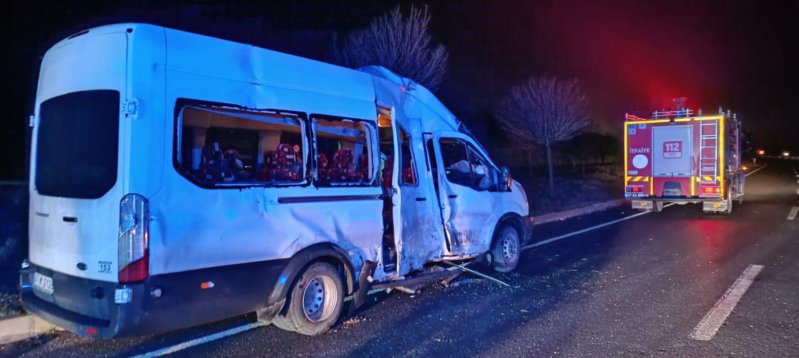 Öğretmen ve öğrencileri taşıyan minibüs, TIR'la çarpıştı: 7 yaralı