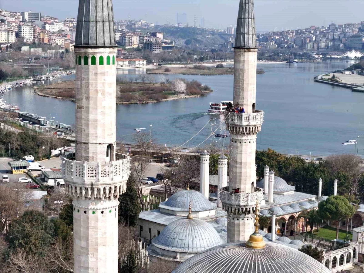 Osmanlı'nın 450 Yıllık Mirası Mahyalar Eyüpsultan Camii'ne Asıldı