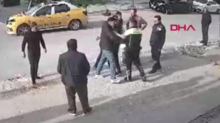 Polislerin üzerine otomobil sürmüştü... Yakalanınca yakınlarıyla birlikte trafik polisine saldırdı