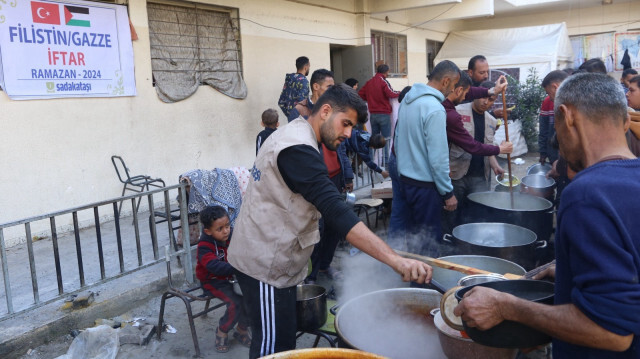 Sadakataşı Gazze’de günde 10 bin kişiye iftar veriyor | Aktüel Haberleri