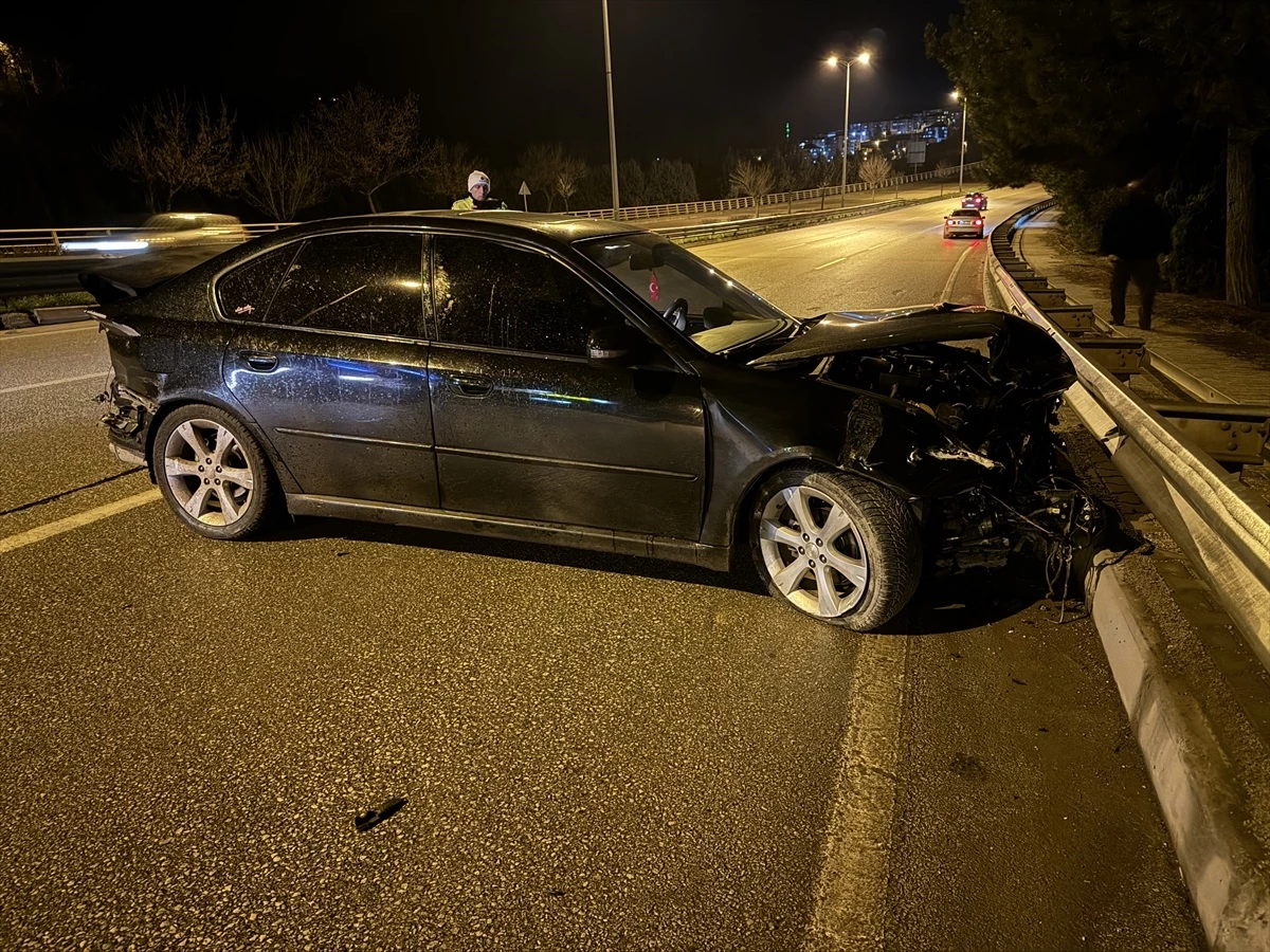 Safranbolu'da otomobil bariyere çarptı, sürücü yaralandı