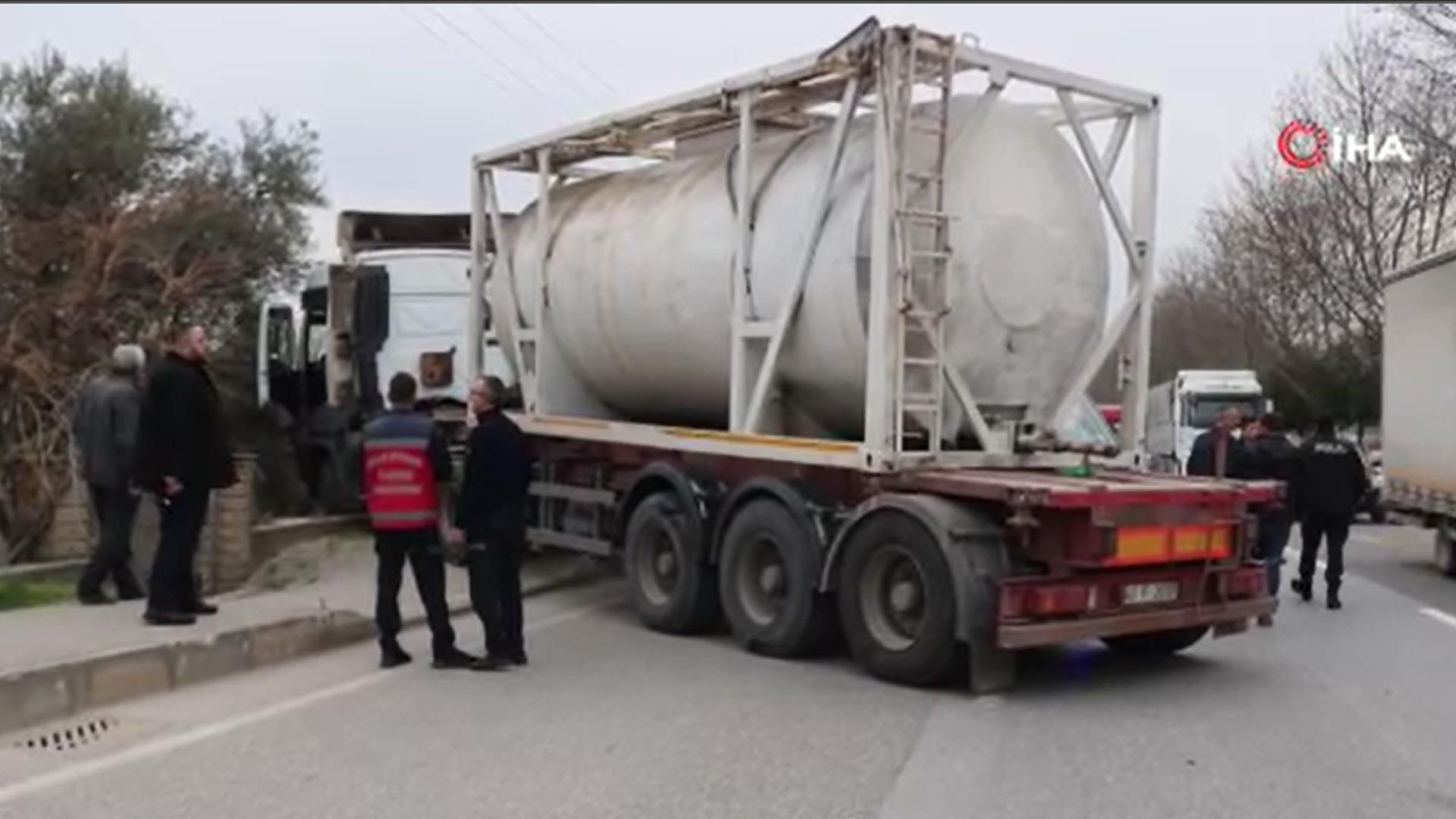 Sakarya'da faciadan dönüldü! TIR sürücüsü direksiyon başında kalp krizi geçirdi