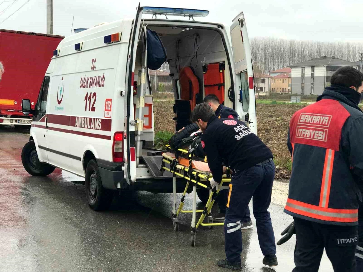 Sakarya'da otomobil ile minibüs çarpıştı: 3 yaralı