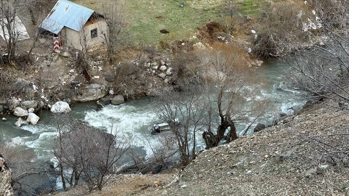 Şemdinli'de Otomobil Dereye Düştü: 1 Ölü, 1 Yaralı