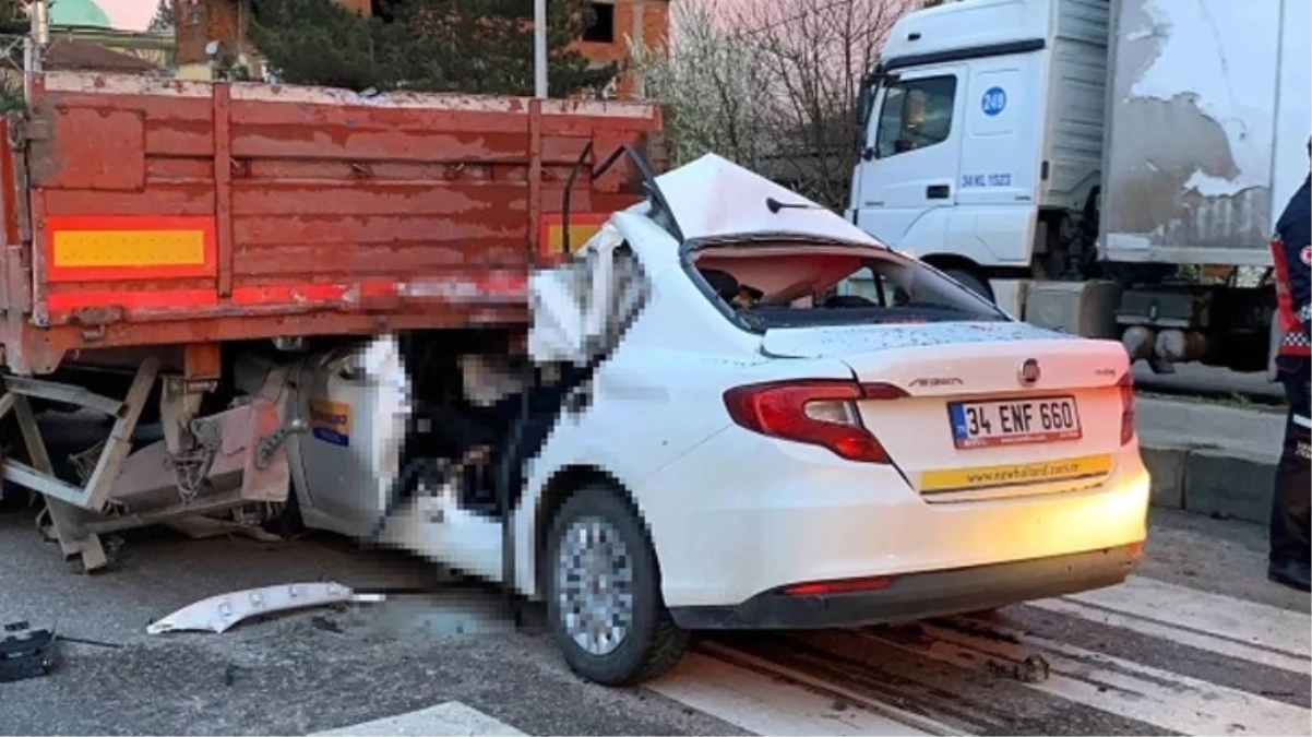 Serdivan'da Otomobil Tıra Saplandı: Sürücü Hayatını Kaybetti