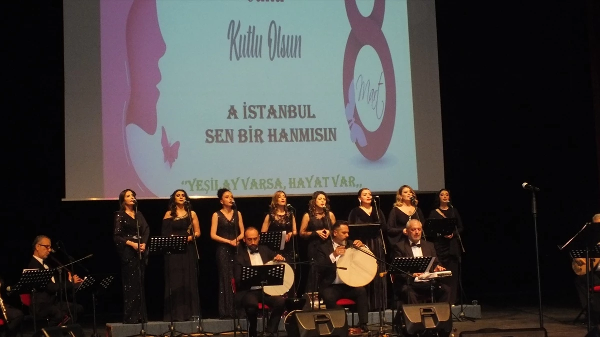 Sivas Devlet Türk Halk Müziği Korosu Yeşilay Haftası ve 8 Mart Dünya Kadınlar Günü'nde konser verdi