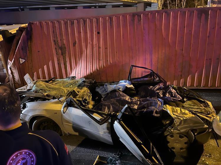 Son dakika! Bakırköy’de feci kaza! Üst geçide çarpan TIR otomobilin üzerine devrildi, 4 kişi hayatını kaybetti