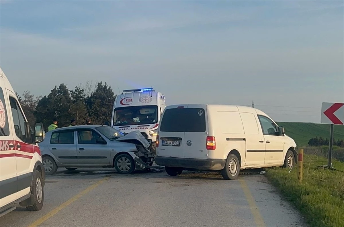 Tekirdağ'da otomobil ile hafif ticari araç çarpıştı: 7 yaralı