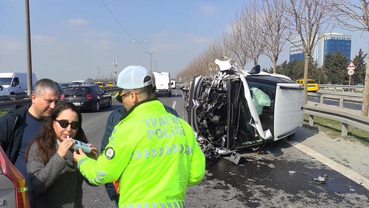 Telefona gelen mesaj faciaya yol açıyordu... Bir anlık dalgınlıkla aracıyla takla attı