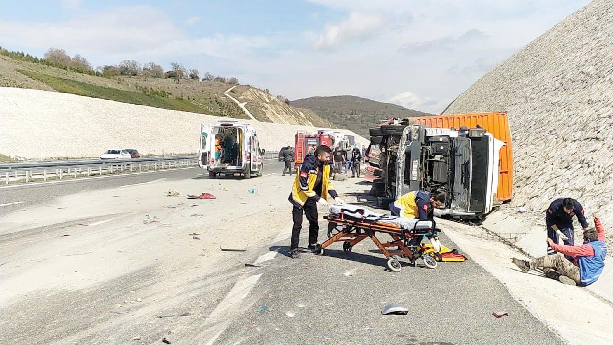 TIR’ın çarptığı kamyon kanala uçtu: 1 ölü 2 yaralı