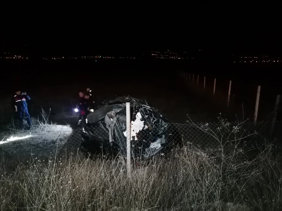 Tokat'ın Erbaa ilçesinde otomobil tarlaya devrildi, 4 kişi yaralandı