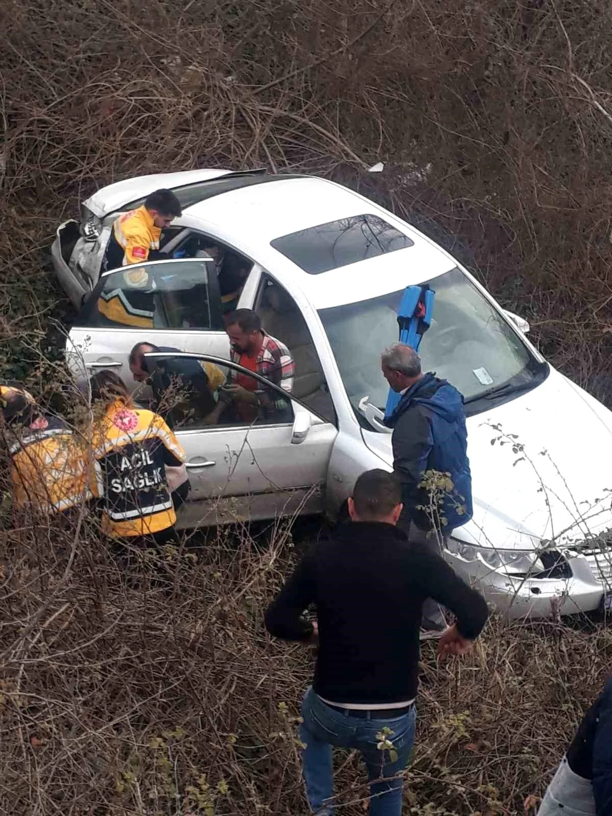 Tokat'ta tarlaya uçan otomobilde 3 kişi yaralandı