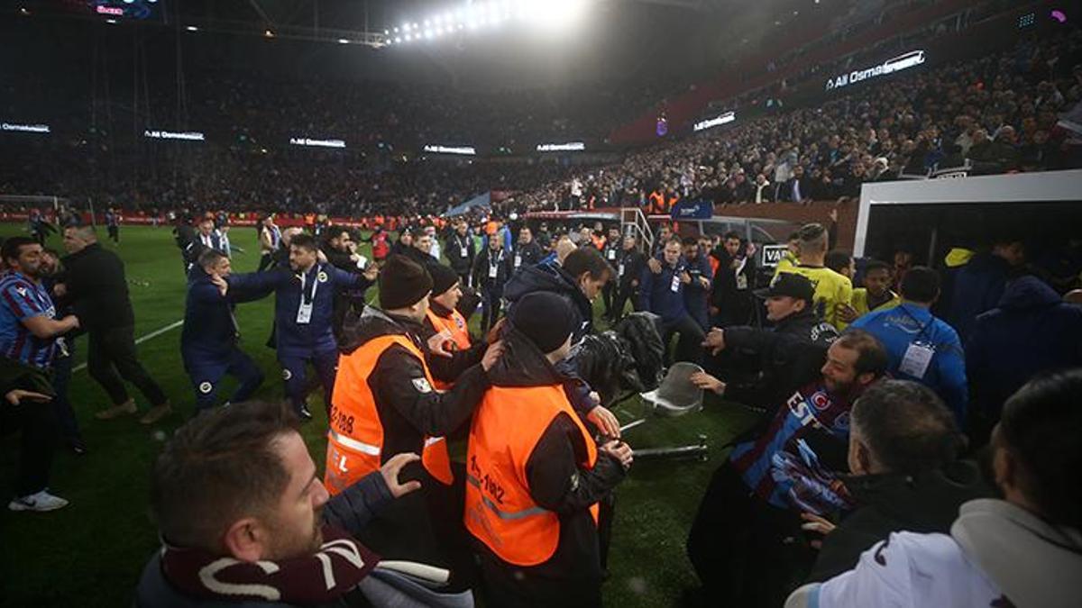 Trabzonspor - Fenerbahçe maçı sonrasında koridor ve soyunma odasında yaşananlar ortaya çıktı! Osayi baygınlık geçirdi