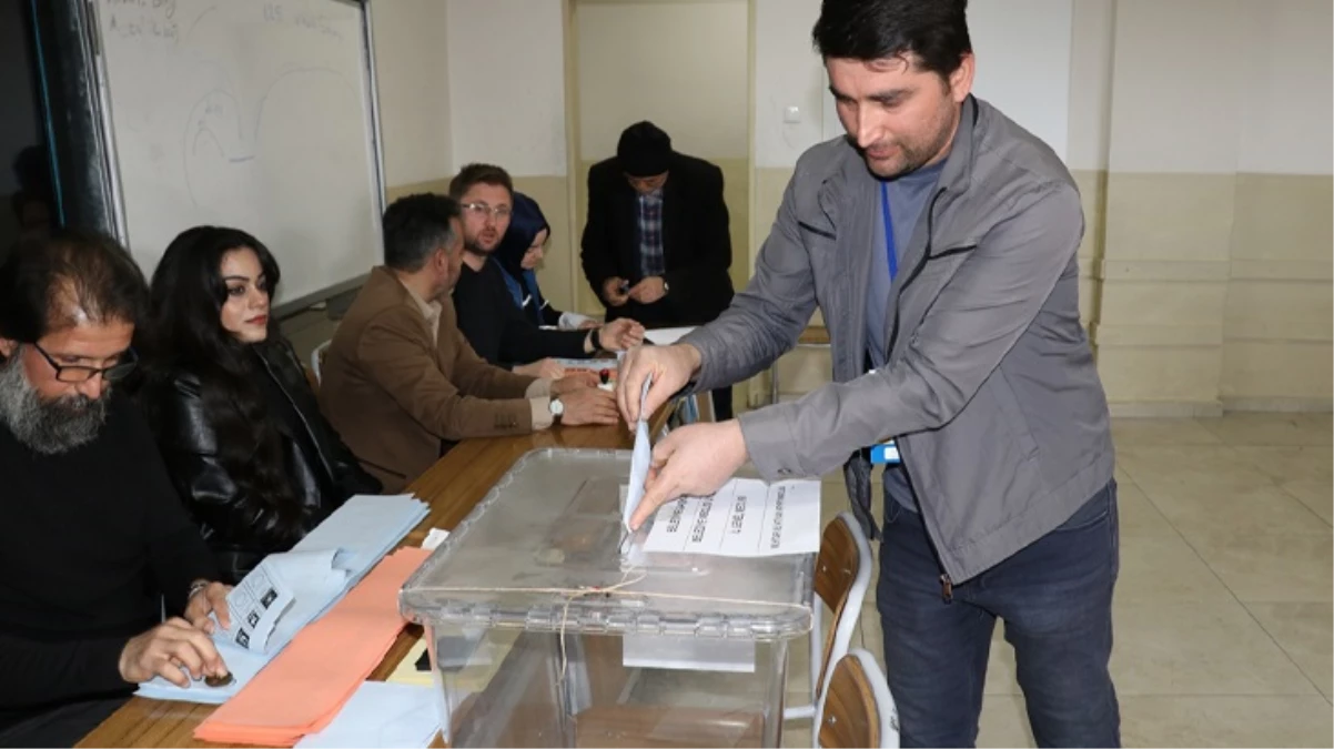 Türkiye sandık başında! İstanbul ve Ankara dahil 49 ilde oy verme işlemi başladı