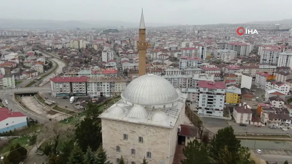 Uçurumun kıyısındaki türbeye ziyaretçi akını