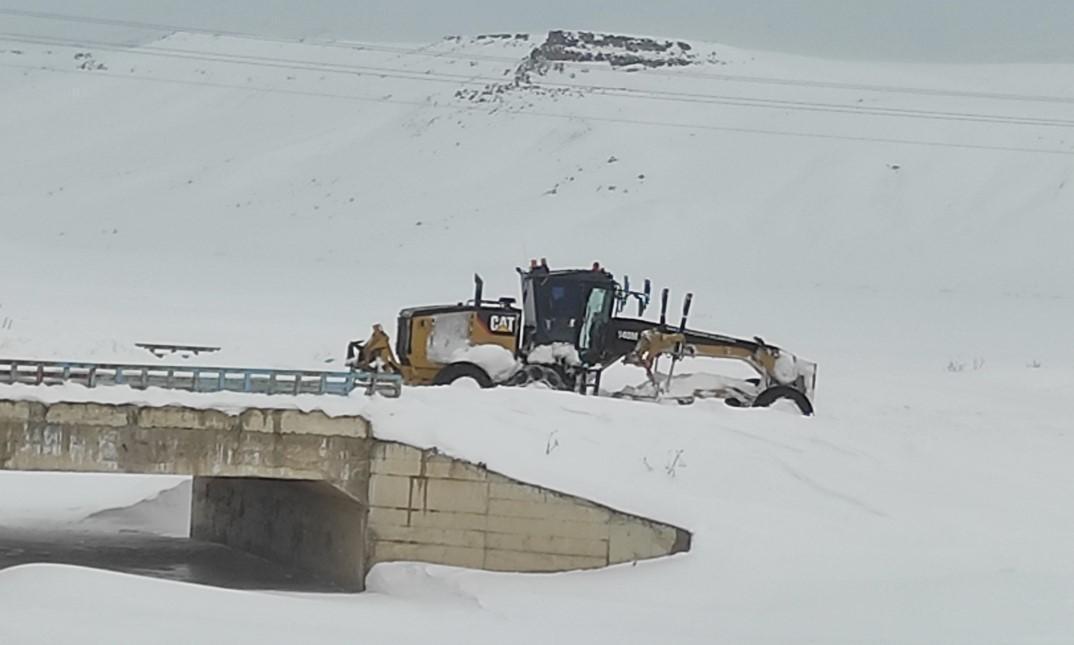 Van'da kar esareti: 145 yerleşim yerinin yolu kardan kapandı