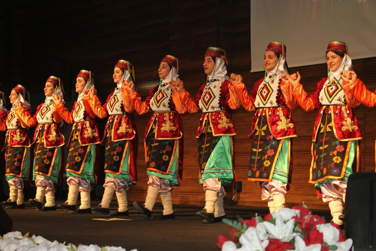 Van'da Kültür Sanat Projesi Kapsamında Halk Oyunları Şenliği Düzenlendi