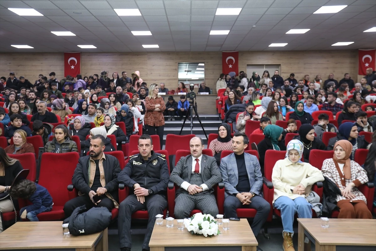 Van'ın Başkale ilçesinde düzenlenen ses yarışmasında birinci olan öğrenci