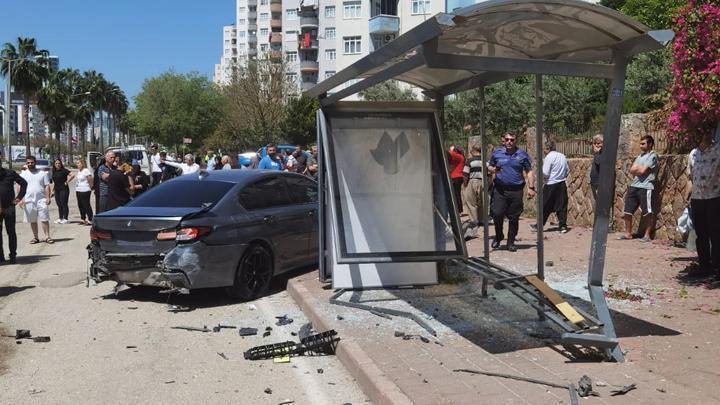 Adana'da feci kaza! Otomobil, otobüs durağına daldı: 2’si ağır 7 yaralı