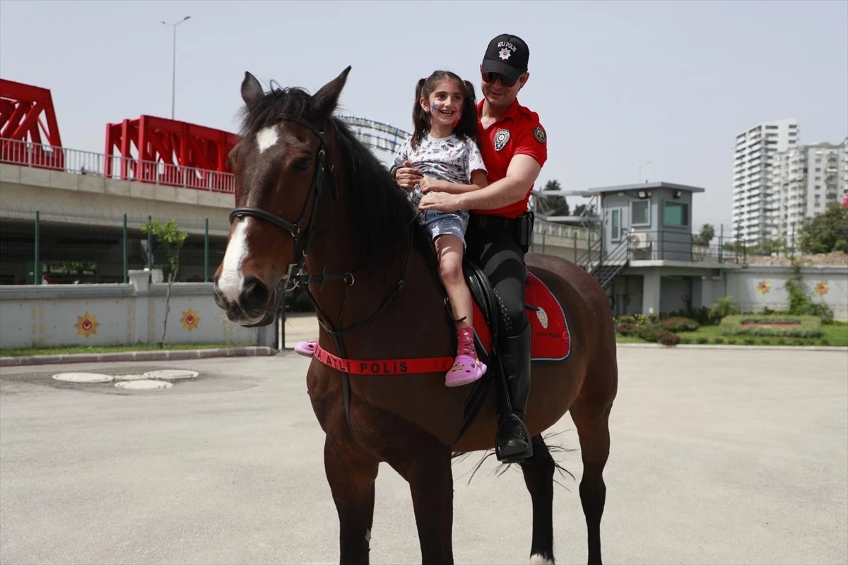 Adana'da polisler, özel gereksinimli çocuklarla bir araya geldi