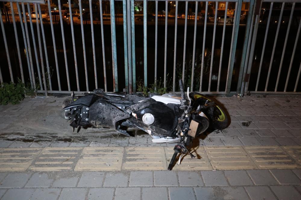 Adana’da feci kaza... Motosiklet kaldırıma çarpıp sürüklendi: 2 ölü