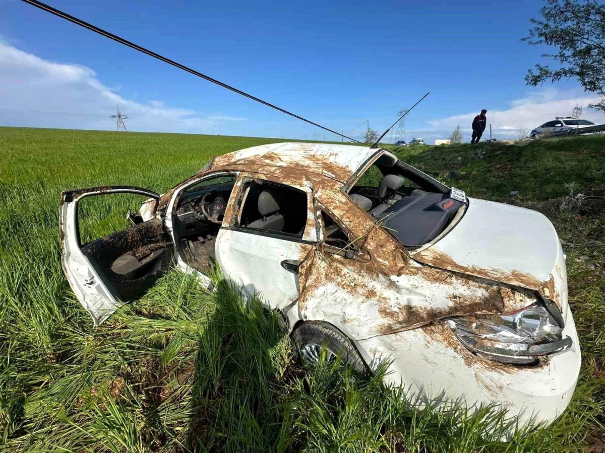 Adıyaman'da Kontrolden Çıkan Otomobil Tarlaya Yuvarlandı, 1 Kişi Yaralandı