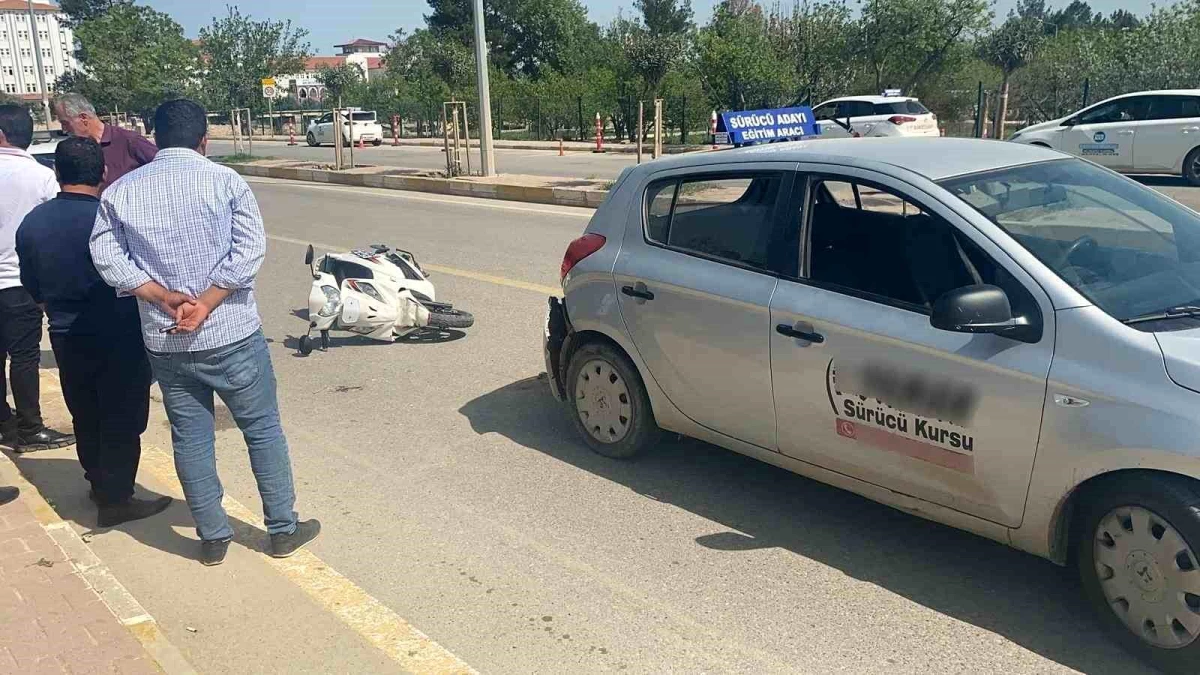 Adıyaman'da Otomobil ile Motosiklet Çarpışması: 1 Yaralı