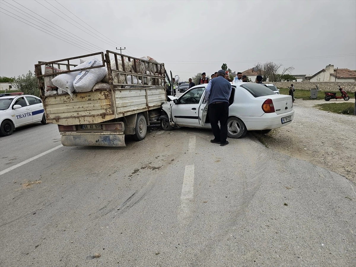 Aksaray'da otomobil ile kamyonet çarpıştı: 3 yaralı