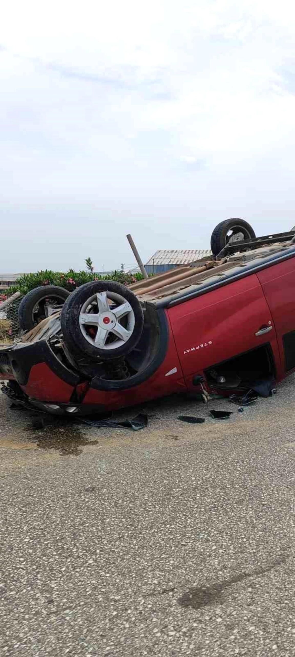 Antakya'da takla atan otomobilin sürücüsü yaralandı