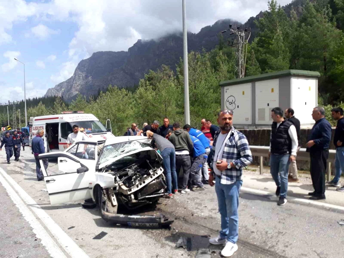 Antalya-Isparta Karayolunda Kafa Kafaya Çarpışma: 1 Ölü, 7 Yaralı