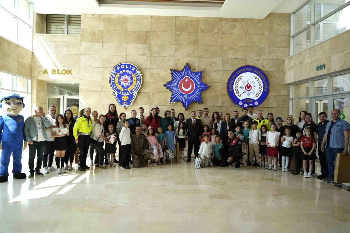 Antalya'da 'Çocuk Gözüyle Polis' Temalı Resim Yarışmasında Dereceye Giren Öğrencilere Ödülleri Verildi