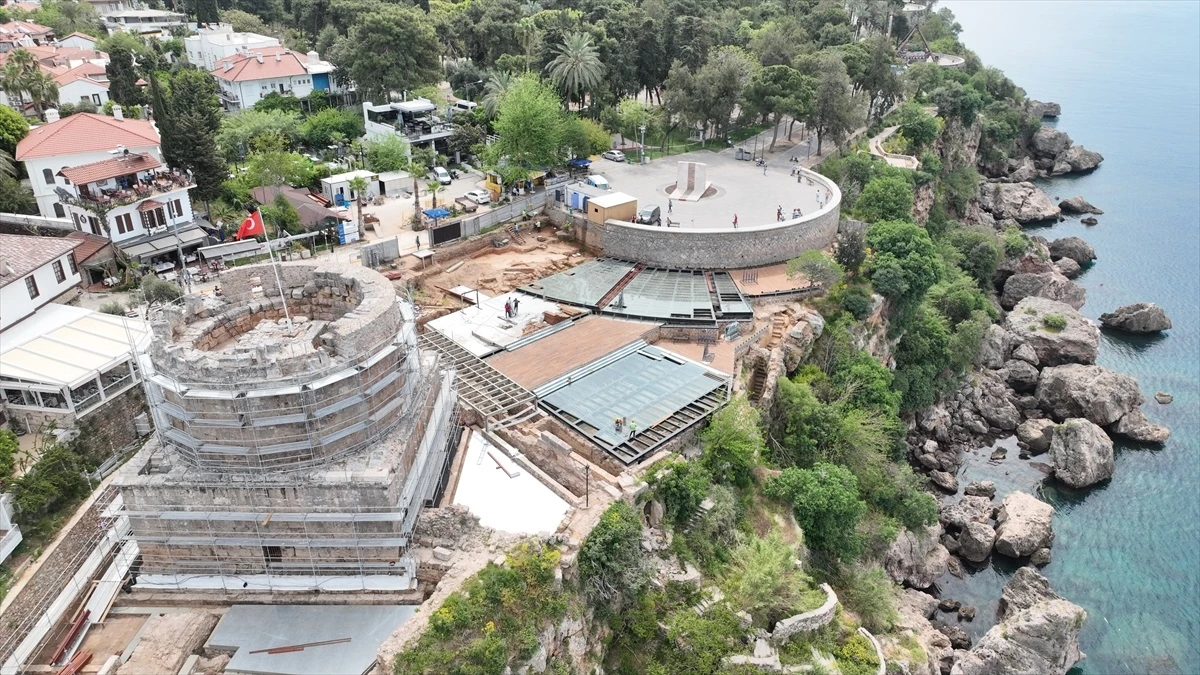 Antalya'da Hıdırlık Kulesi'nde Arkeolojik Kazıda Sütunlu Bir Yapı Bulundu