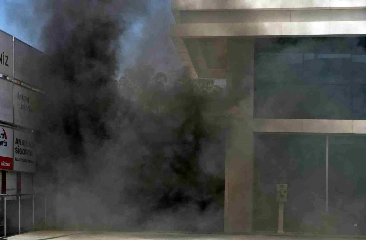 Antalya'da Otomobil Servisinde Yangın Çıktı